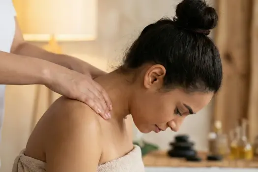 Boyun ve Omuz Ağrıları Neden Olur? Masaj ile Rahatlama Yolları